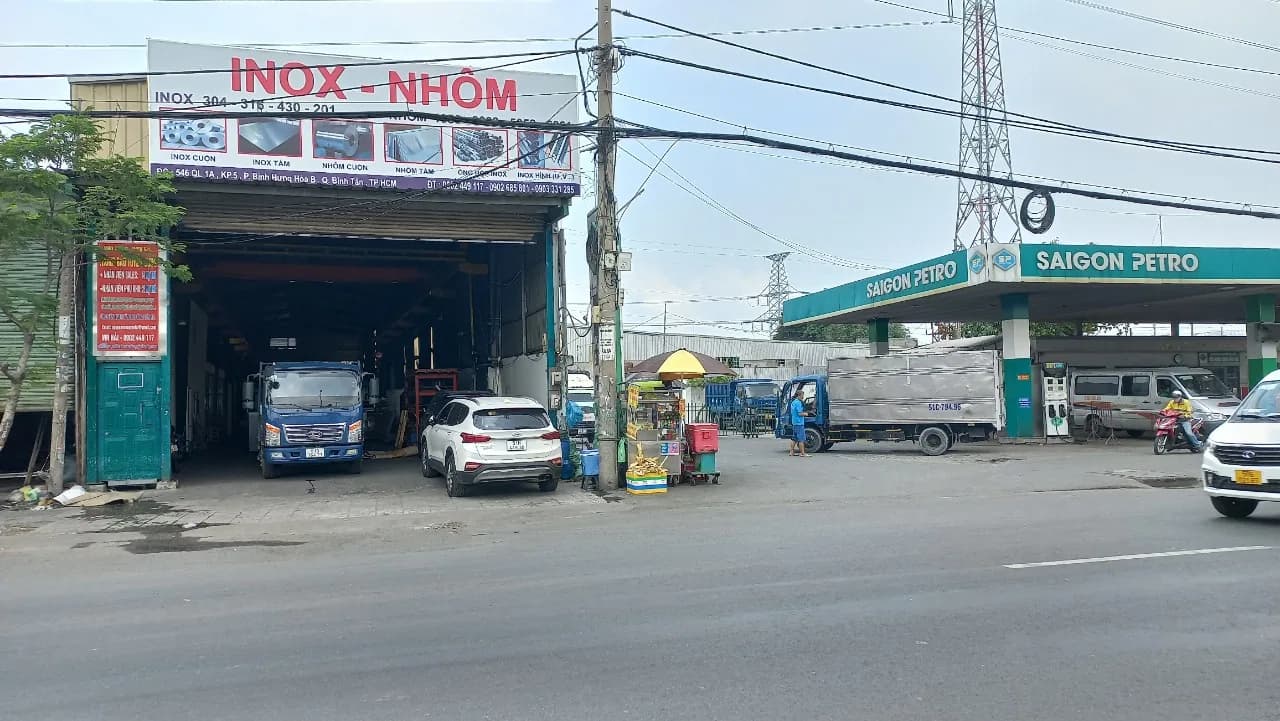 Mặt tiền cửa hàng Nguyên Vương Metal trên Quốc lộ 1A