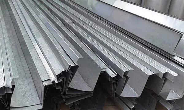 ỨNG DỤNG MÁNG XỐI INOX 0.6MM TRONG THIẾT KẾ SÂN VƯỜN HIỆN ĐẠI