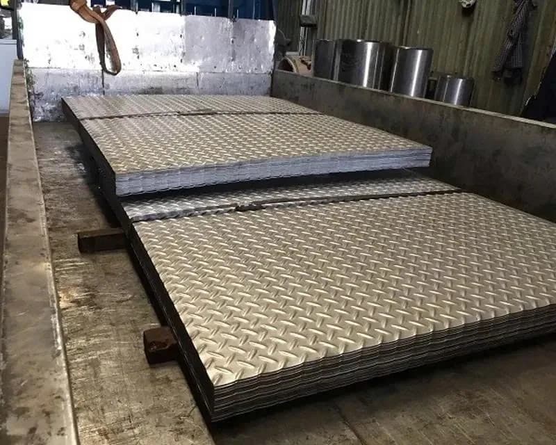 Tấm inox gân 304/201/316: Cấu trúc, độ bền & Ứng dụng chống trượt 2025