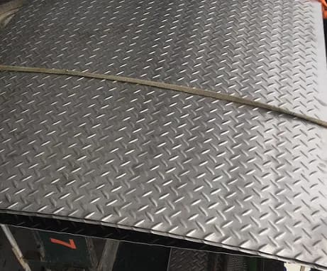 Inox Gân Chống Trượt 2026: Vì Sao Loại Thép Này Đang Trở Thành Vật Liệu “Bắt Buộc” Trong Nhà Máy Và Công Trình Công Nghiệp?