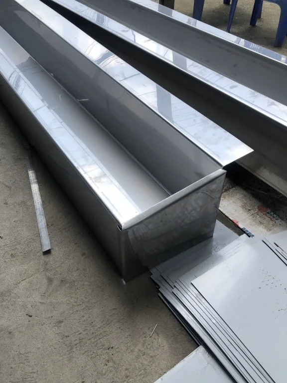 Máng xối inox 304 hay tôn mạ kẽm? Bài test bền – rẻ – chi phí 10 năm (2025) – hình 1