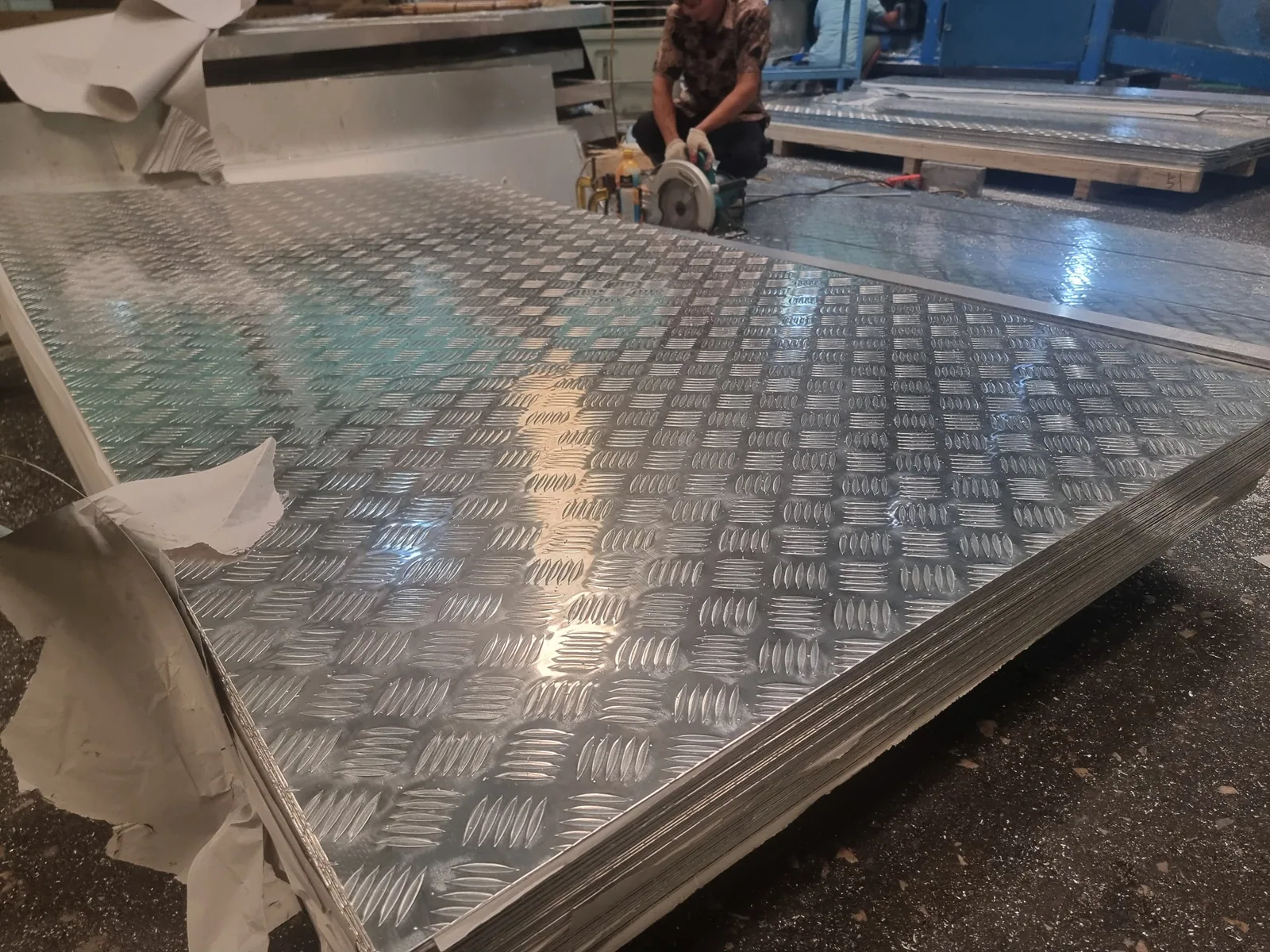 So Sánh Inox Gân, Nhôm Chống Trượt Và Tôn Nhám: Vật Liệu Nào Đang Được Ưu Tiên Trong Công Trình 2026? – hình 1