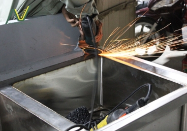 INOX CÀNG MỎNG CÀNG KHÓ GIA CÔNG – SỰ THẬT NGƯỢC ĐỜI MÀ NHIỀU XƯỞNG CHỈ NHẬN RA KHI BỊ LỖI HÀNG LOẠT