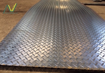Tấm Inox & Nhôm chống trượt – “vũ khí bí mật” cho mùa mưa cuối năm 2025