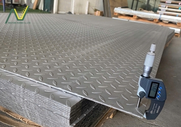 Inox Gân Không Phải Lúc Nào Cũng “An Toàn”: Những Trường Hợp Dùng Inox Trơn Lại Hiệu Quả Hơn