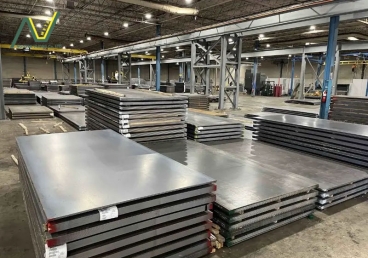 So sánh chuyên sâu: Nhôm 1050 vs Nhôm 5052 vs Inox 304 vs Inox 316/316L — Chọn vật liệu “đúng chỗ” để tối ưu chi phí và tuổi thọ công trình (cuối 2025 — đầu 2026)