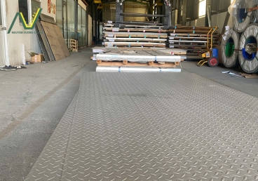 Inox Gân Chống Trượt 2026: Vì Sao Loại Thép Này Đang Trở Thành Vật Liệu “Bắt Buộc” Trong Nhà Máy Và Công Trình Công Nghiệp?