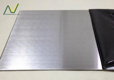 Inox tấm trong thực tế sử dụng: Cách chọn đúng mác, đúng độ dày để KHÔNG bị đội chi phí năm 2026