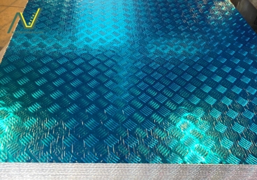 Bước Chắc 2025 — Inox & Nhôm Chống Trượt: Lựa Chọn Thông Minh Cho Công Trình Không Bao Giờ Trượt Tay