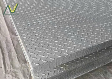 Vì sao Inox gân 304 dày 4–6mm đang dần thay thế tôn nhám – thép tấm trơn trong các công trình công nghiệp 2025?