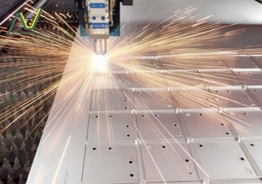 Gia công cắt laser khí Nito là gì? Phân tích chi tiết công nghệ cắt laser hiện đại