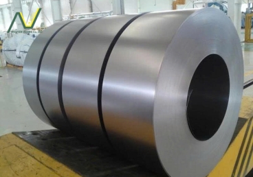INOX GƯƠNG ĐEN VÀ INOX XƯỚC ĐEN – LOẠI NÀO GIÚP SHOWROOM NHÌN “ĐẮT” HƠN TRONG XU HƯỚNG 2026?