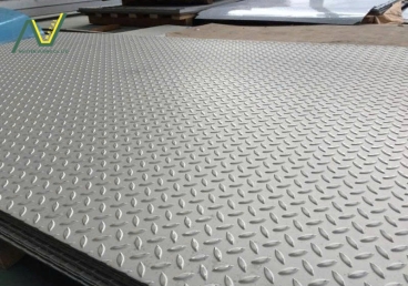 Inox Gân: Dùng 304 Khác Gì 201 & Nhôm Gân? Chọn Loại Nào Cho Sàn, Bậc Thang, Nhà Xưởng 2025