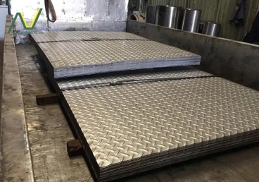 Tấm inox gân 304/201/316: Cấu trúc, độ bền & Ứng dụng chống trượt 2025