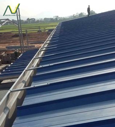 Ứng dụng máng xối inox 0.8mm bề mặt 2B 304 trong tân trang công trình mùa mưa 2025