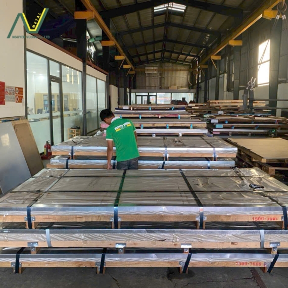 Inox 304/2B 5.0mm x 1500 x 3000: Bảng giá mới nhất, đặc tính và ứng dụng 2025