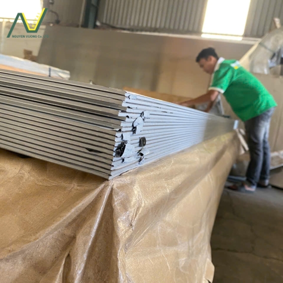 Inox 304/2B 5.0mm x 1500 x 3000: Bảng giá mới nhất, đặc tính và ứng dụng 2025